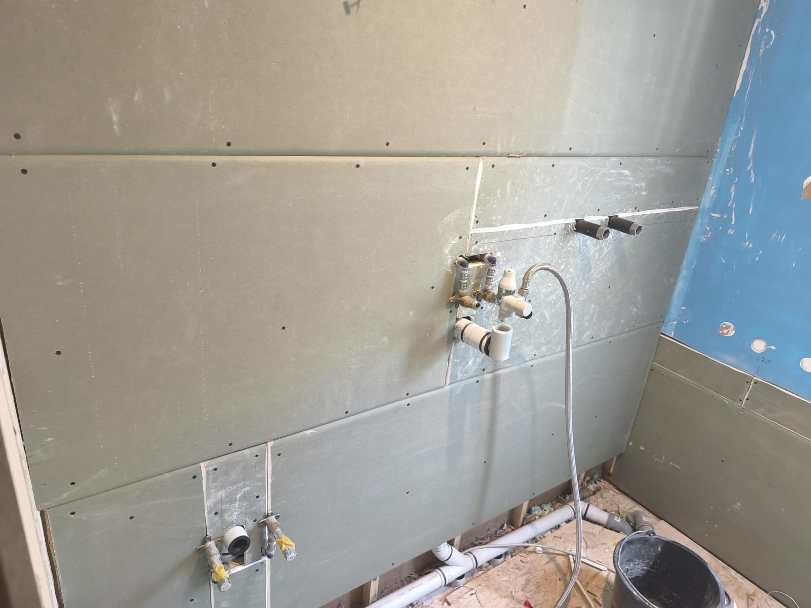 Unsere Trockenbauarbeiten umfassen eine Vielzahl von Aufgaben, darunter die Installation von Trennwänden zur Raumaufteilung, die Verkleidung von Decken zur Verbesserung der Ästhetik und Akustik, sowie die Installation von Spezialoberflächen für eine einzigartige und individuelle Gestaltung ihres Raumes.